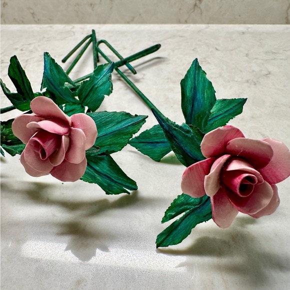 VINTAGE, PORCELAIN ROSES WITH GREEN LEAVES & STEMS. - Picture 4 of 12